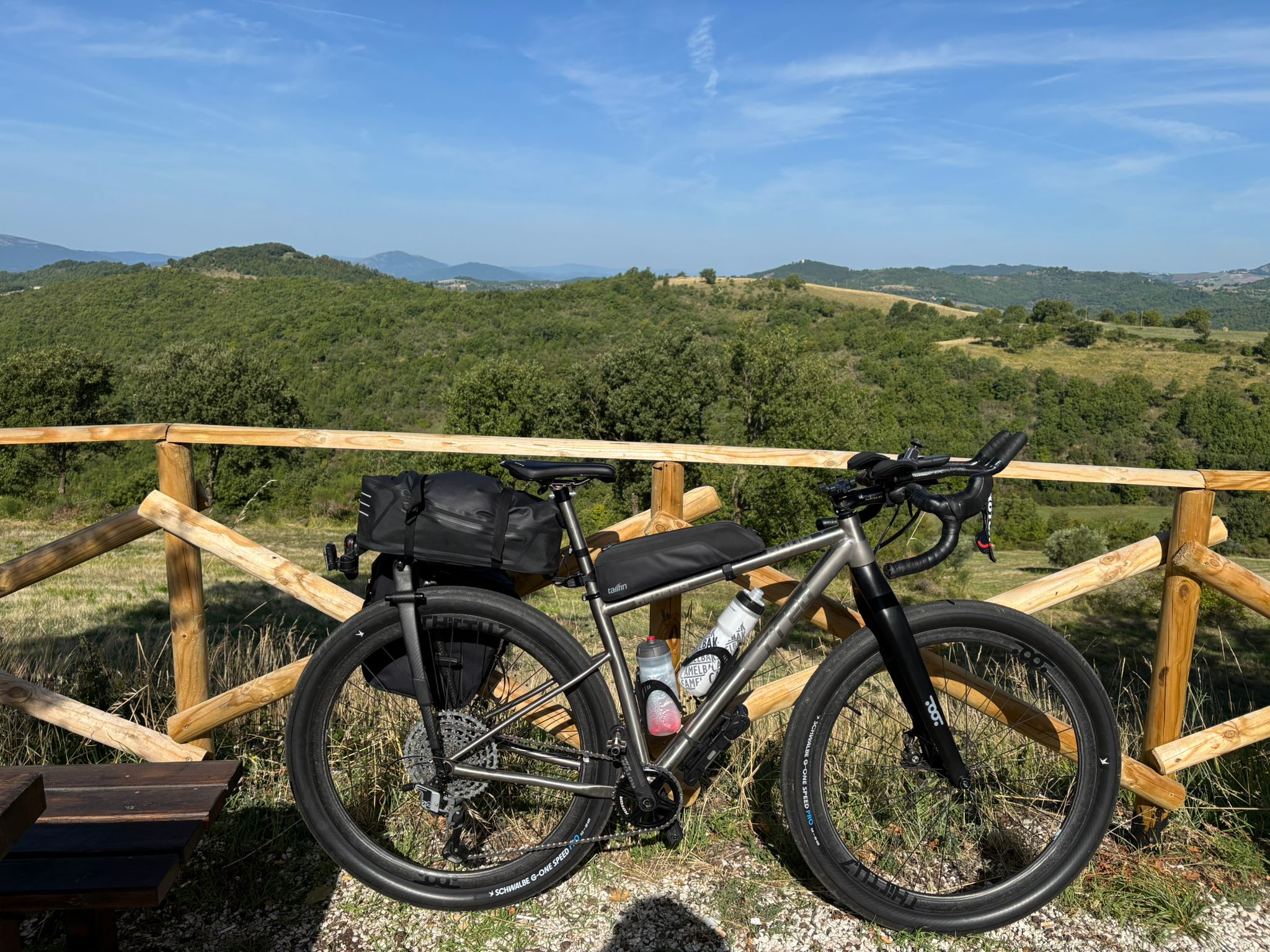 Muur titanio alla staccionata in mezzo all'Umbria