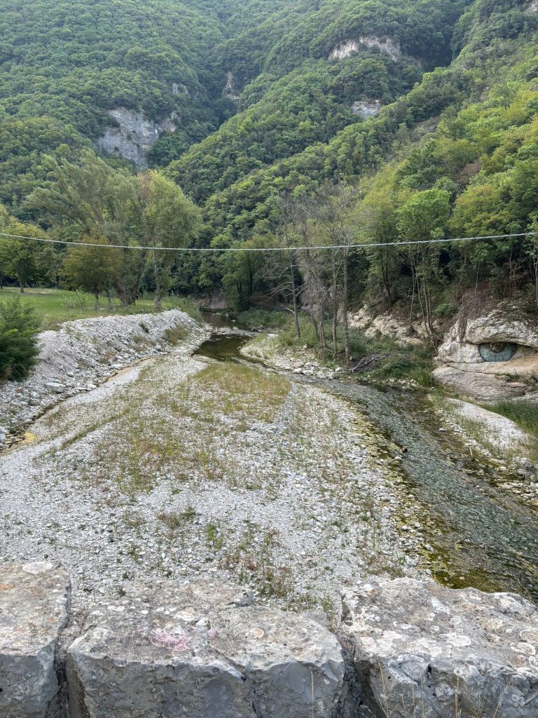 Ponte romano nelle Marche durante il mio viaggio con Muur titanio