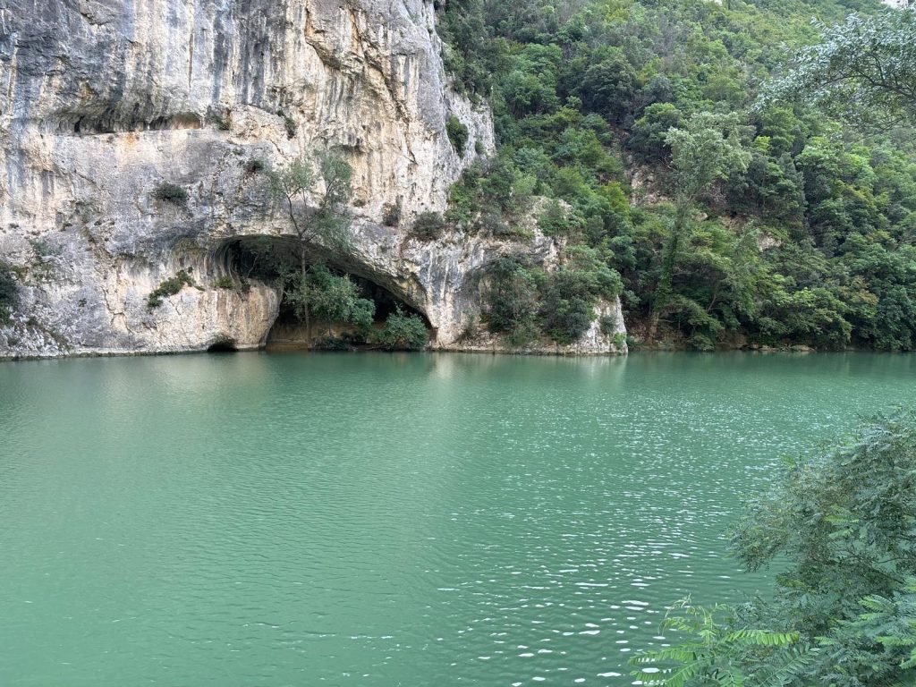 fiume sul tragitto verso Passo Furlo