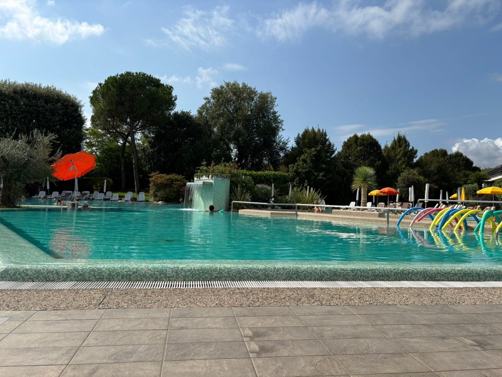 La piscina dell'hotel di Montegrotto all'arrivo